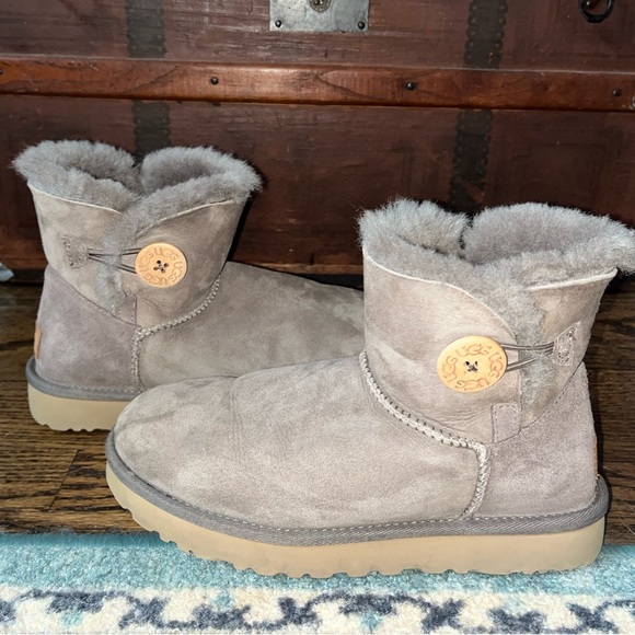 Ugg Mini Bailey Button - Picture 1 of 5